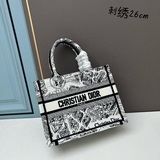 Маленькая сумка с белым сетчатым узором и вышивкой, 26,5 см, BOOK TOTE. Эта сумк