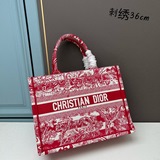 Эта сумка Book Tote была создана Марией Гланье, креативным директором женской ли