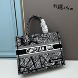 Эта сумка Book Tote была создана Марией Гланье, креативным директором женской ли