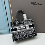 Маленькая сумка с белым сетчатым узором и вышивкой, 26,5 см, BOOK TOTE. Эта сумк