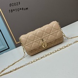Мобильный чехол LADY DIOR «Белая золотая застежка» — это элегантный мобильный че