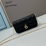 Мобильный чехол LADY DIOR «Белая золотая застежка» — это элегантный мобильный че