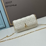 Мобильный чехол LADY DIOR «Белая золотая застежка» — это элегантный мобильный че