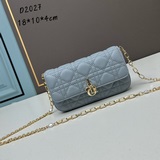 Мобильный чехол LADY DIOR «Белая золотая застежка» — это элегантный мобильный че