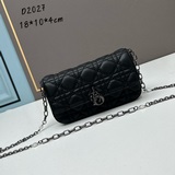 Мобильный чехол LADY DIOR «Белая золотая застежка» — это элегантный мобильный че