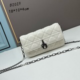 Мобильный чехол LADY DIOR «Белая золотая застежка» — это элегантный мобильный че