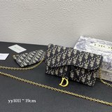 В оригинальной коробке прилагается небольшой чехол Dior saddle. Новая сумка-седл