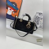 В комплекте с коробкой Lady D-Joy, горизонтальный рельефный черно-белый, с ярким