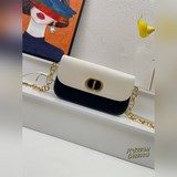 【В комплекте с коробкой】 Эта сумка 30 Montaigne Avenue отличается элегантным диз