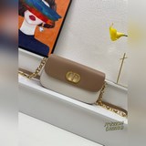 【В комплекте с коробкой】 Эта сумка 30 Montaigne Avenue отличается элегантным диз