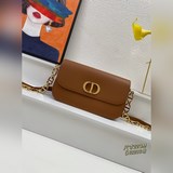 【В комплекте с коробкой】 Эта сумка 30 Montaigne Avenue отличается элегантным диз