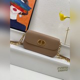 【В комплекте с коробкой】 Эта сумка 30 Montaigne Avenue отличается элегантным диз