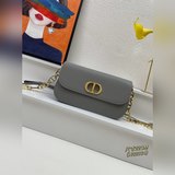 【В комплекте с коробкой】 Эта сумка 30 Montaigne Avenue отличается элегантным диз