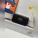 【В комплекте с коробкой】 Эта сумка 30 Montaigne Avenue отличается элегантным диз