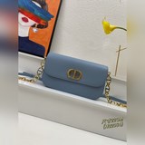 【В комплекте с коробкой】 Эта сумка 30 Montaigne Avenue отличается элегантным диз