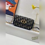 【В комплекте с коробкой】 Эта сумка 30 Montaigne Avenue отличается элегантным диз