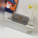 【В комплекте с коробкой】 Эта сумка 30 Montaigne Avenue отличается элегантным диз