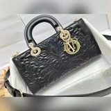 Lady D-Joy, горизонтальный рельефный узор белого цвета, с яркими стегаными детал