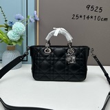 Маленькая сумка Lady Dior из коллекции модных показов с кожаной стеганой отделко