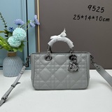 Маленькая сумка Lady Dior из коллекции модных показов с кожаной стеганой отделко
