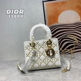 Эксклюзивная модель Lady от Dior： сумка с клапаном из кожи с матовой текстурой и