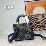 Эксклюзивная модель Lady от Dior： сумка с клапаном из кожи с матовой текстурой и