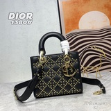 Эксклюзивная модель Lady от Dior： сумка с клапаном из кожи с матовой текстурой и