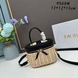 Новая дамская косметичка Dior дополнена съемным и регулируемым плечевым ремнем и
