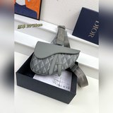 Оригинальная модель (в оригинальной упаковке) Эта сумка-седло классической формы