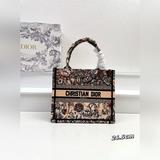 Эта сумка Book Tote была создана Марией Гальяно, креативным директором женской м