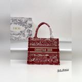 Эта сумка Book Tote была создана Марией Гальяно, креативным директором женской м