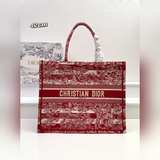 Эта сумка Book Tote была создана Марией Гальяно, креативным директором женской м