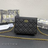 Diorcaroouch – новая популярная модель сумки с цепочкой, изящная и компактная, с