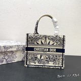 Эта сумка Book Tote была создана Марией Гальяно, креативным директором женской м