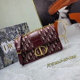 Популярная модель： сумка Dior 30 Montaigne, вдохновленная моделью Dior 1947 года