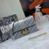 Популярная модель： сумка Dior 30 Montaigne, вдохновленная моделью Dior 1947 года