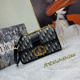 Популярная модель： сумка Dior 30 Montaigne, вдохновленная моделью Dior 1947 года