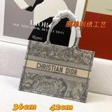 [Оригинал] Вышивка 【dior Book Tote】 Когда большинство людей думают о роскошных б