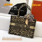 [Оригинал] Вышивка 【dior Book Tote】 Когда большинство людей думают о роскошных б