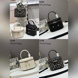 Новая женская косметичка Dior дополнена съемным и регулируемым ремнем из кожи то