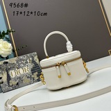 Новая женская косметичка Dior дополнена съемным и регулируемым ремнем из кожи то