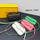 Сумка для телефона Fendi Baguette с коробкой выглядит мило и игриво, идеально по