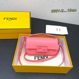 Сумка для телефона Fendi Baguette с коробкой выглядит мило и игриво, идеально по