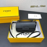 Сумка для телефона Fendi Baguette с коробкой выглядит мило и игриво, идеально по