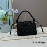 Мини-сумочка LADYdior — это элегантная сумочка в ретро-стиле, которая станет иде