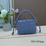 Мини-сумочка LADYdior — это элегантная сумочка в ретро-стиле, которая станет иде