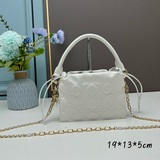 Мини-сумочка LADYdior — это элегантная сумочка в ретро-стиле, которая станет иде