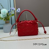Мини-сумочка LADYdior — это элегантная сумочка в ретро-стиле, которая станет иде