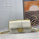 Новая модель Сумка Dior 30 Montaigne, вдохновленная моделью Dior 1947 года.