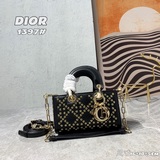 Эксклюзивная модель Lady с трехслойной кожаной клатч-сумочкой Dior с рельефным у